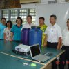 YB Tuan Tan Cheong Heng menyampaikan tong kepada Persatuan Taman Makok untuk mengumpul minyak masak terpakai pada 6-12-2009